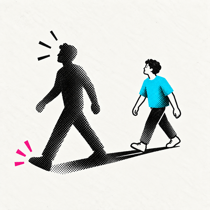 Eine große Schattenfigur geht vor einer kleineren Person.